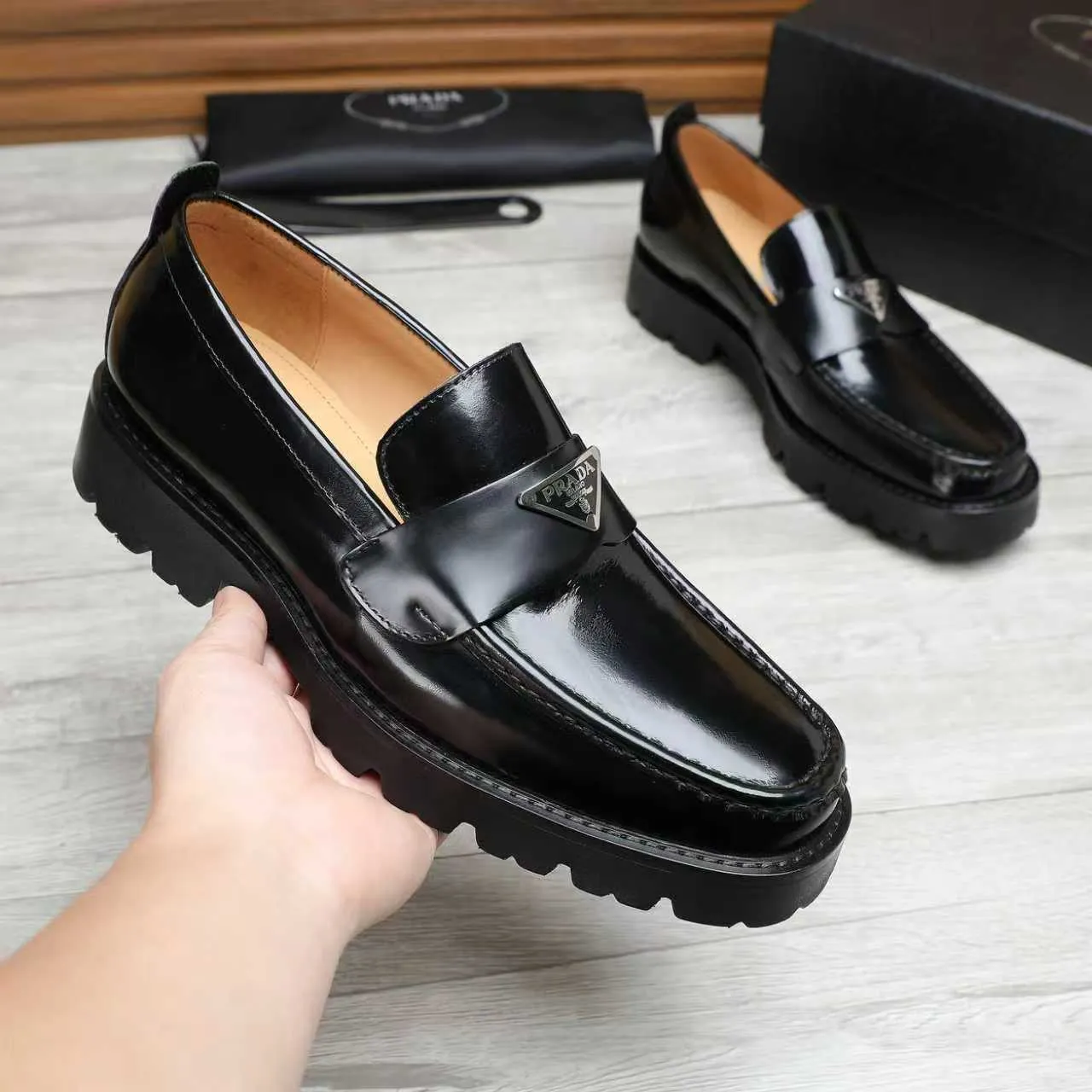 Men's shoes 💰540 💰💰🎩🎩【Prada】Counter 1:1⬆️original reproduction, absolute quality🆗original outsole, high-quality imported rubber, wear-resistant and non-slip, never degummed, upper material: imported first-layer cowhide➕anti-slip foam outsole, official website material, inner material: water-dyed leather lining, 6 colors available! Code number 38-45